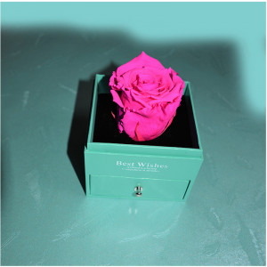 Martisor bratara in cutie cu sertar si trandafir criogenat Fucsia