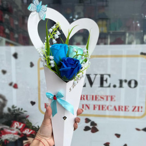 Aranjament floral, vestirea primaverii cu 3 trandafiri din sapun si margaritari, albastru-turcoaz