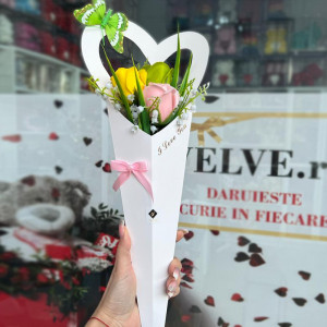 Aranjament floral, vestirea primaverii cu 3 trandafiri din sapun si margaritari, verde-galben-roz