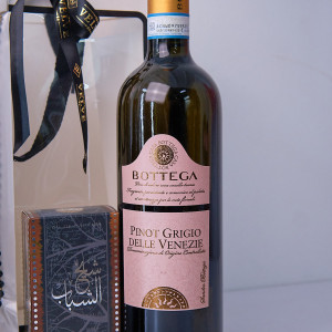 Pachet aniversar Bar Party, cu accesorii bar in cutie tematica, parfum arabesc Sheikh al Shabab by Ard al Zafaaran, Vin Bottega Pinot Grigio Delle Venezie Rose si rozariu din inox, in punga asortata 1