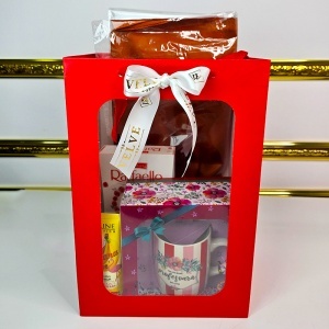 Pachet cadou „Cea mai buna profesoara din lume”, esarfa eleganta, cana personalizata, praline Raffaello si crema de maini Eveline, in punga de cadou - Img 3