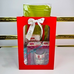 Pachet cadou "Cea mai buna Educatoare din lume", esarfa eleganta, cana personalizata, praline Raffaello și crema de maini Eveline, in punga de cadou - Img 5