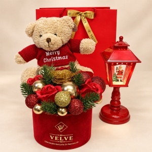 Pachet cadou de Craciun Teddy Christmas cu ursulet de plus, aranjament Golden Christmas si felinar englezesc 21 cm, in punga festiva - Img 2