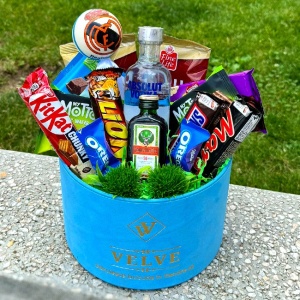 Pachet Delice, in cutie bleu de catifea, Absolut 200ml, Jagermeister 50ml, Snickers 50gr, Lion 42gr, Mars 51gr, My Motto 30gr, Joe 46gr, Ritter 100gr, Caju 100gr si minge decor