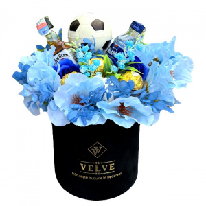 Pachet cadou Delice barbati, cu 2 bauturi alcoolice, flori de sapun, Ferrero Rocher si minge de fotbal decorativa - Img 3