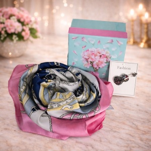 Pachet cadou femei ForYou, brosa vioara si esarfa din matase in cutie eleganta 55x55 cm