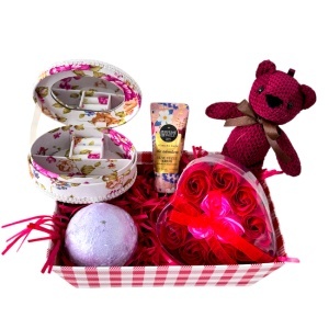 Pachet cadou Lovely Day, cutie inima cu trandafiri de sapun, ursulet si set ingrijire