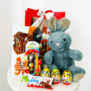 Pachet cadou Paste Bunny Joy cu iepuras de plus gri si dulciuri Kinder - Img 3