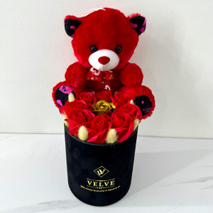 Pachet cadou pentru indragostiti, A Drop of Love, ursulet de plus 21 cm si aranjament floral cu noua trandafiri de sapun si lagurus criogenat, ambalate in cutie deosebita  1