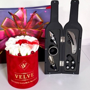 Pachet cadou pentru Nasi, caseta cu 5 accesorii pentru vin, aranjament floral cu 9 trandafiri si o sticla de vin rose de 750 ml cu mesajul "Pentru cei mai buni nasi", Rosu - Img 6