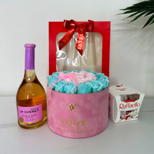 Pachet cadou Splendor, cu Vin Rose JP. Chenet Medium Sweet Moelleux 0,75l, Praline Raffaello si aranjament floral cu trandafiri de sapun in punga de cadou