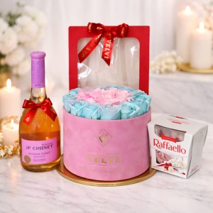 Pachet cadou Splendor, cu Vin Rose JP. Chenet Sweet Moelleux 0,75L, Praline Raffaello 150gr si aranjament floral cu trandafiri de sapun in punga eleganta, Bleu-Roz pal