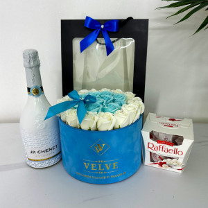 Pachet cadou Splendor, cu Vin spumant JP. Chenet Ice Edition 0,75l, Praline Raffaello si aranjament floral cu trandafiri de sapun in punga de cadou