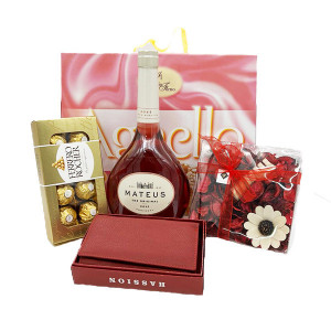 Pachet HappyEaster, Mateus The Original Rose, Panettone Agnello de 850g, praline Ferrero, flori uscate parfumate si un portofel de dama din piele naturala