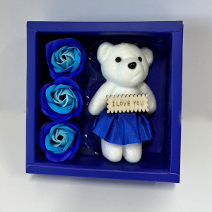 Pachet cadou Teddy Ballerina, ursulet de plus cu fusta tutu si mesaj serigrafiat pe placuta de lemn, 11 cm si trandafiri de sapun, toate ambalate in cutie asortata, Albastru