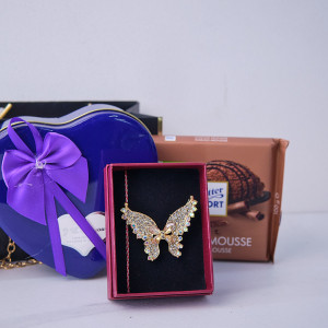 Pachet cadou Tenderness, cu brosa fluture, crema pentru maini Eveline Royal Snail 100ml, ciocolata Ritter Sport Cacao Mousse 100gr si cutie metalica cu trandafiri de sapun si ursulet plus, in punga eleganta tip poseta, Albastru indigo 4