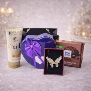 Pachet cadou Tenderness, cu brosa martisor fluture, crema pentru maini Eveline Royal Snail, ciocolata Ritter Sport Cacao Mousse si cutie metalica cu trandafiri de sapun si ursulet plus, in punga eleganta tip poseta, Albastru indigo