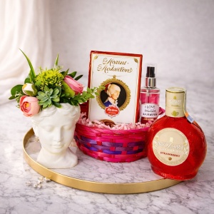 Pachet cadou, Vaza Adonis 20 cm, cu aranjament floral, Praline de ciocolata cu lapte Mozart Medaillon, Spray de corp I love Raspberry, lichior Mozart White Chocolate Cream Strawberry si cosulet cadou