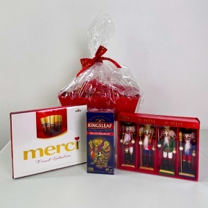 Pachet Christmas Delight, cu ciocolata asortata Merci, set ornamente brad cu spargatori de nuci si cutie ceai, in cutie tavita cadou - Img 3