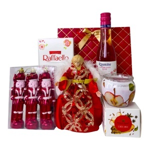 Pachet Christmas Delight, cu inger decorativ, vin Rose, praline Raffaello, set ornamente brad cu spargatori de nuci si lumanare parfumata, in cosulet rosu
