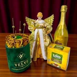 Pachet Christmas Delight, cu inger decorativ, vin spumant Angelli Cuvee Gold, aranjament trandafiri sapun si cutie ceai, in punga cadou - Img 2