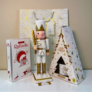 Pachet Christmas Delight, cu odorizant de camera, decorațiune Spargatorul de nuci si praline Raffaelo, in punga cadou - Img 3