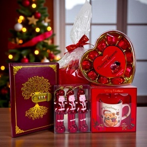 Pachet Christmas Delight, cu praline Cherry Queen, set ornamente brad cu spargatori de nuci, agenda cu cifru si set cana ceramica, in cutie tavita cadou - Img 4