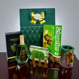 Pachet Christmas Green Deluxe, pentru barbati, cu parfum, lumanare festiva, ciocolata si set de conuri parfumate, in punga cadou eleganta - Img 2