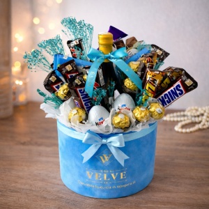 Pachet Delice, in cutie albastra de catifea cu Prosecco La Gioiosa, selectie de dulciuri si Broom Criogenat