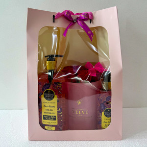 Pachet Eyup,  aranjament cu 9 trandafiri rosii de sapun, in cutie roz de catifea, spray de corp 250ml Eyup Sabri-Tuncer, gel dus 750ml Eyup Sabri-Tuncer, in punga cadou
