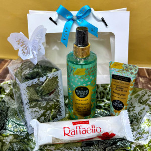 Pachet cadou Eyup, spray de corp 250ml Eyup Sabri-Tuncer, crema de maini si de corp 50ml Eyup Sabri-Tuncer, praline Raffaello 40gr, esarfa,  in punga cadou, Albastru