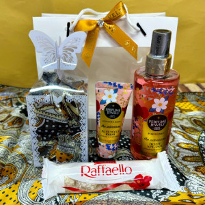 Pachet cadou Eyup, spray de corp 250ml Eyup Sabri-Tuncer, crema de maini si de corp 50ml Eyup Sabri-Tuncer, praline Raffaello 40gr, esarfa, in punga cadou, Auriu