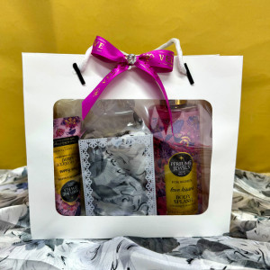 Pachet cadou Eyup, spray de corp 250ml Eyup Sabri-Tuncer, crema de maini si de corp 50ml Eyup Sabri-Tuncer, praline Raffaello 40gr, esarfa, in punga cadou, Fucsia