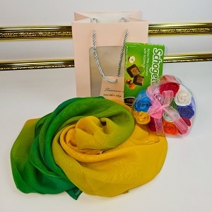 Pachet ForYou, esarfa dama, ciocolata, cutie inima cu 12 trandafiri multicolori din sapun, in punga cadou - Img 2