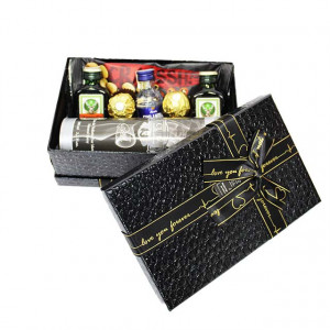Pachet GiftDay pentru barbati, Parfum PcDesign Cuba Gray 100ml, arahide Mogyi, doua sticle de Jagermeister de 40ml, o sticla de vodka Finlandia 40ml si Praline Ferrero, in cutie neagra, 21x14x9 cm