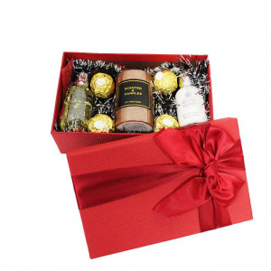Pachet GiftDay pentru dama, Lumanare, Gel de dus Molton Brown Orange Bergamote 50ml, Lotiune de corp Vetiver Grapefruit 50ml si patru Praline Ferrero, in cutie rosie, 19.5x12x6.5 cm