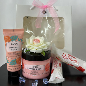 Pachet GiftDay pentru dama, Unt de corp 200ml, Crema de maini 100ml,praline Raffaello 80gr si un trandafir de spuma in punga cadou - Img 3