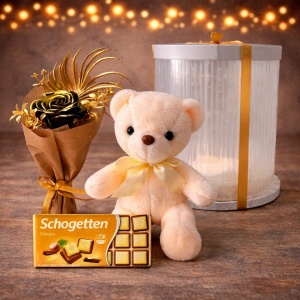 Pachet Golden Love cu ursulet de plus crem, trandafir auriu de sapun si ciocolata Schogetten, in cutie cadou transparenta