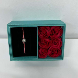 Pachet goldishold pentru femei, paleta de farduri Eveline, Rimel Big Volume Eveline, Apa micelara Eveline, Kit de buze si cutiuta turcoaz cu sase trandafiri