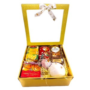 Pachet Merry Christmas, cu decoratiune brad, cana design festiv, ciocolata Ferrero Rocher, ceai plicuri Fares, lumanare parfumata, ambalate in cutie cadou