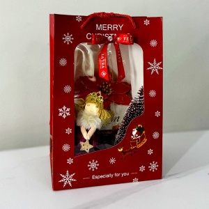 Pachet Merry Christmas, cu praline Belgian, brad decorativ, ornament ingeras si craciunita, ambalate in punga cu imprimeu de iarna
