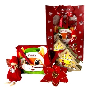 Pachet cadou Merry Christmas, cutie poseta cu dulciuri Roshen, figurina luminoasa in forma de bradut, din lemn, ingeras din plus si floare decorativa, in cutie cadou, Rosu