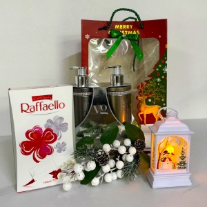 Pachet cadou Merry Christmas, praline Raffaello 80gr, set Vivian Gray Luxury, decoratiuni craciun, amblate in punga cadou imprimeu sarbatori
