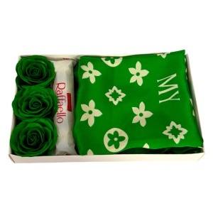 Pachet Mystery Green cu esarfa, 3 trandafiri de sapun si praline Raffaello 40g