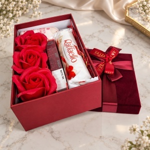 Pachet pentru femei cu lotiune de corp Molton Brown 100 ml, ruj mat USHAS, Raffaello si 3 trandafiri de sapun rosii - Img 2