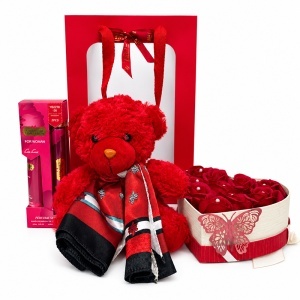 Pachet pentru femei cu ursulet de plus Tommy, 10 trandafiri de sapun, esarfa satinata si set parfumat, Rosu