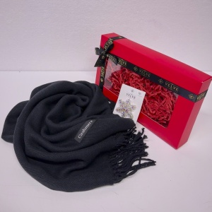 Pachet Secret Santa pentru femei, cu Esarfa de casmir si Brosa Fulg de Zapada, in cutie cadou, Negru, 25x15cm