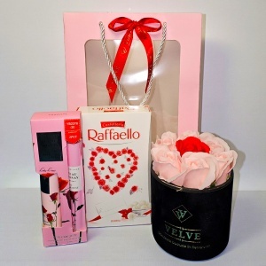 Pachet premium cu praline Raffaello, set crema de maini si parfum 35 ml, aranjament floral cu 7 trandafiri sapun, in punga de cadou - Img 4