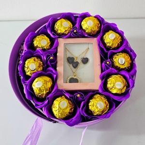 Pachet premium pentru femei Spring Delight, in cutie rotunda de Lux, cu 10 Praline Ferrero in petale trandafiri sapun, esarfa satinata 60x60 si Set accesorii din inox, 19x7cm, Mov