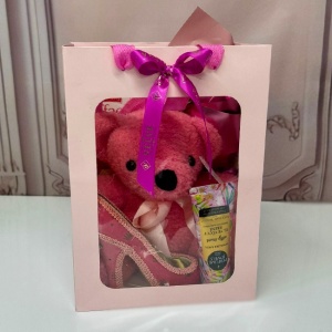Pachet cadou Pure Affection, cu aranjament floral, cremă de mâini si de corp Eyup Sabri Tuncer, ursulet de plus, lumanare decorativa, tableta Raffaello si suport bijuterii tip pantof, in ambalaj elegant, Roz 2